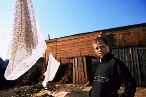 niño gitano con sabanas.jpg